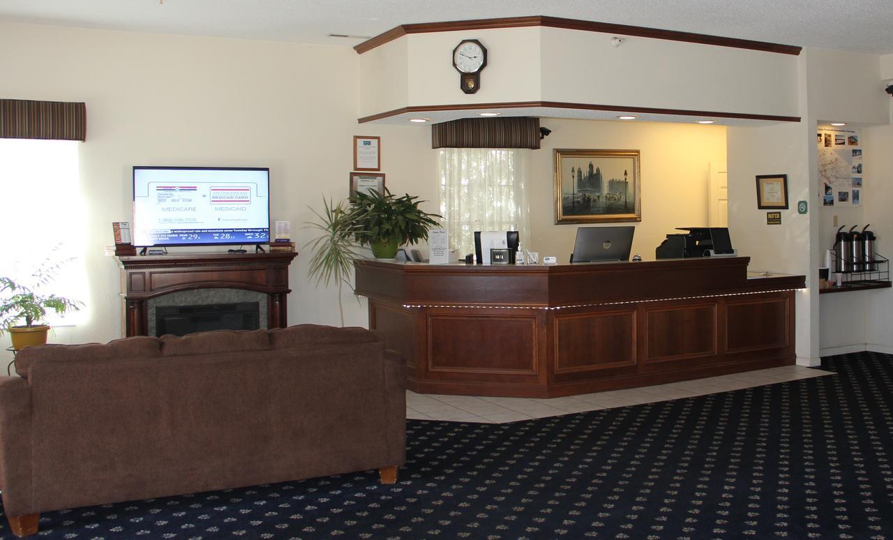 Voyager Inn Saint Ignace Exterior foto
