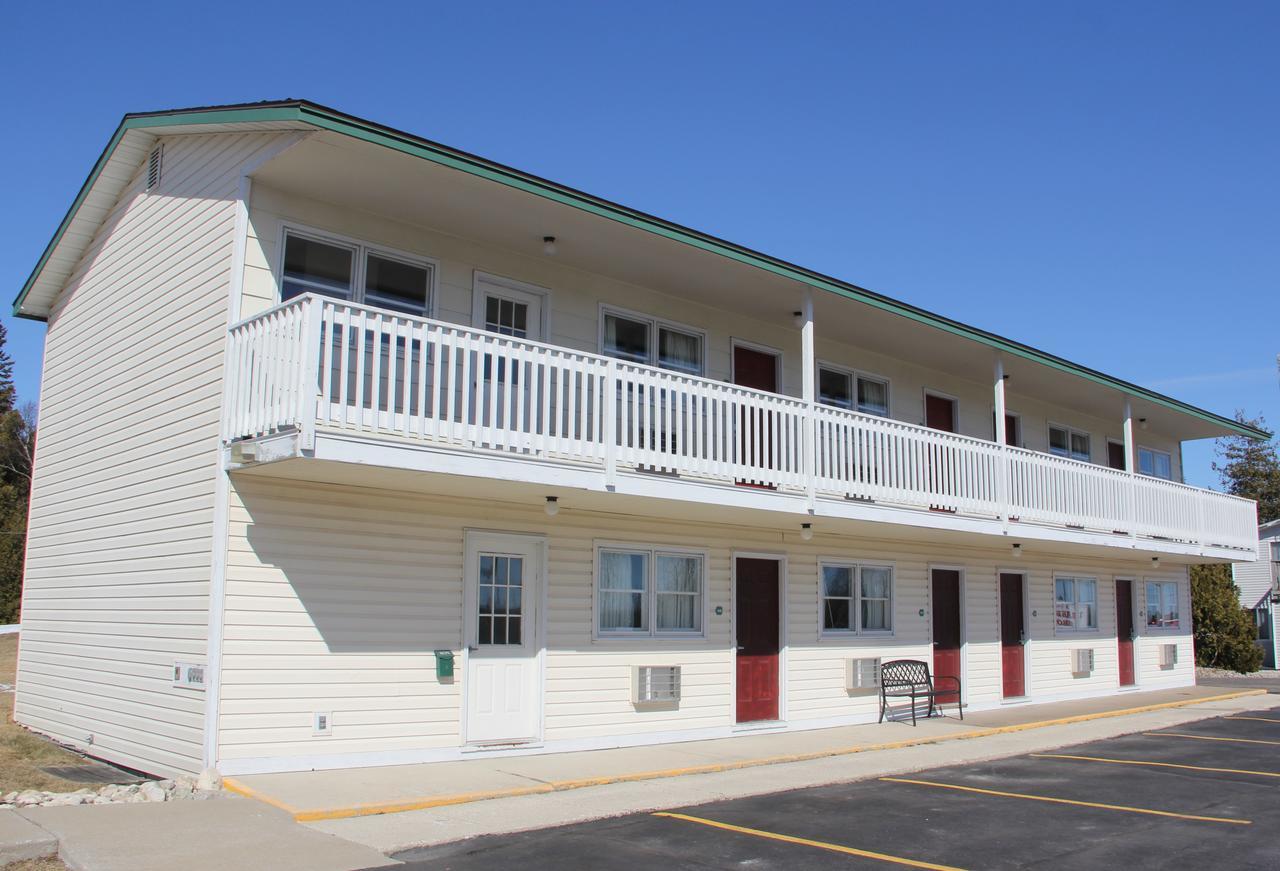 Voyager Inn Saint Ignace Exterior foto