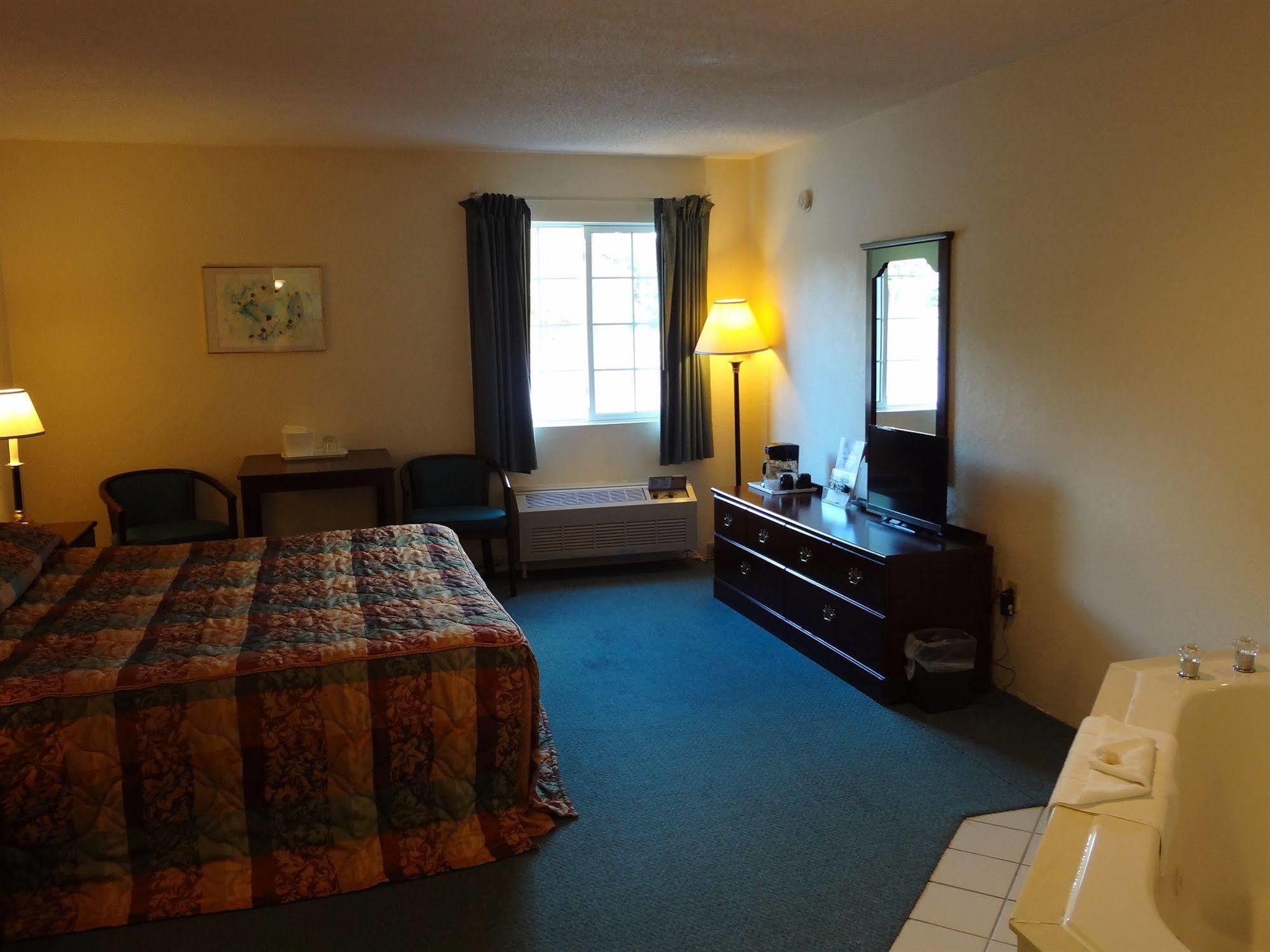 Voyager Inn Saint Ignace Exterior foto