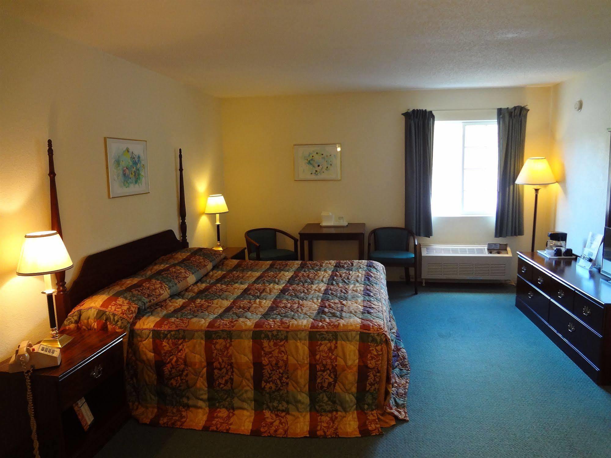 Voyager Inn Saint Ignace Exterior foto
